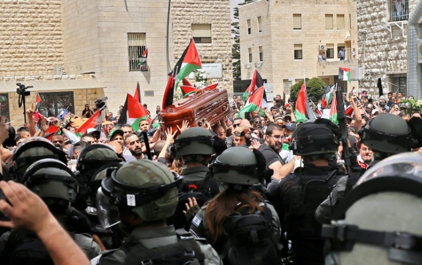 Des violences entre les forces de sécurité israéliennes et des Palestiniens du cortège funéraire de la journaliste Shireen Abu Akleh, à Jérusalem, le 13 mai 2022