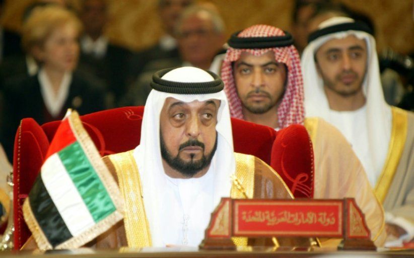 Le président des Emirats arabes unis cheikh Khalifa ben Zayed Al-Nahyane le 20 décembre 2004 lors d'un sommet du Conseil de coopération du Golfe (CCG) à Manama