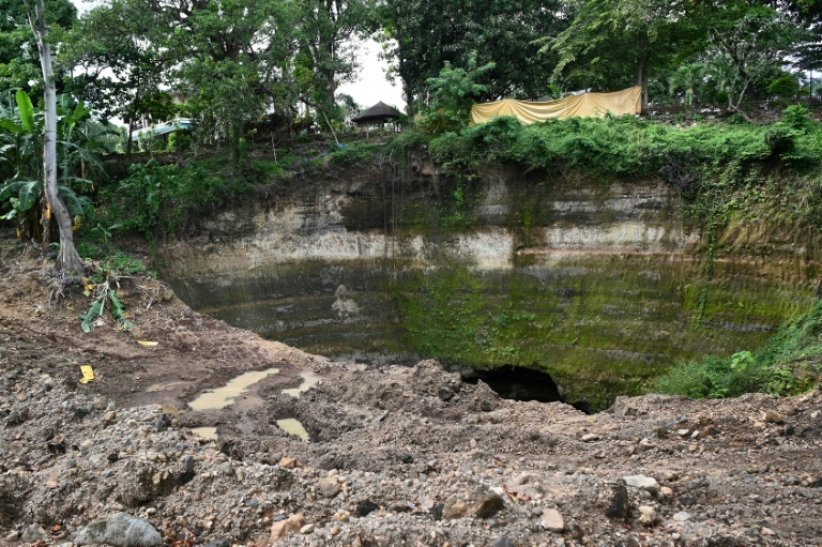 Une énorme fosse découverte à côté des quartiers officiels du chef des prisons du pays, à Muntinlupa, aux Philippines, le 23 novembre 2022