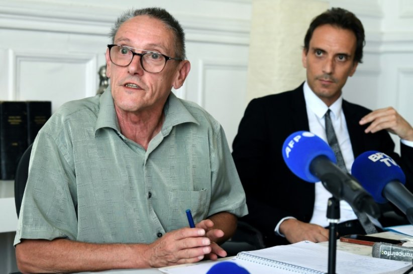 Paul Raoult (g), le père de Sébastien Raoult, et son avocat Me Philippe Ohayon (d), lors d'une conférence de presse, le 2 août 2022 à Paris