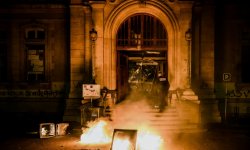 Retraites: une mairie de Lyon "vandalisée", 36 interpellations