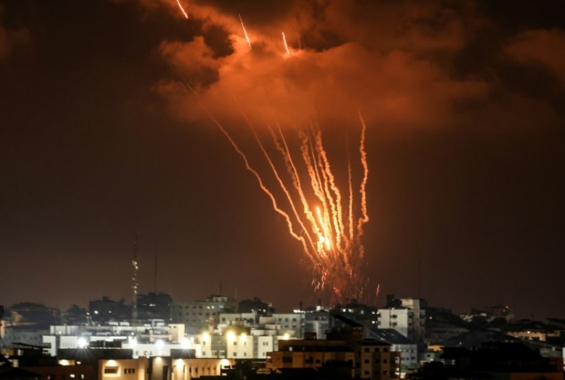 Tirs de roquettes depuis la bande de Gaza vers Israël, après des frappes israéliennes sur la ville, le 5 août 2022