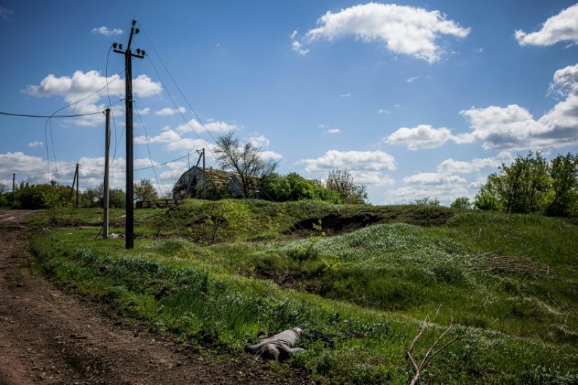 Le corps d'un civil gît à Vilkhivka, près de Kharkiv, après que l'armée ukrainienne a repris aux Russes ce village de l'est de l'Ukraine, le 13 mai 2022