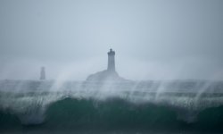 Finistère: trois membres d'une même famille meurent, emportés par une vague