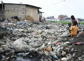Traité contre la pollution du plastique: les négociateurs entrent dans le vif du sujet