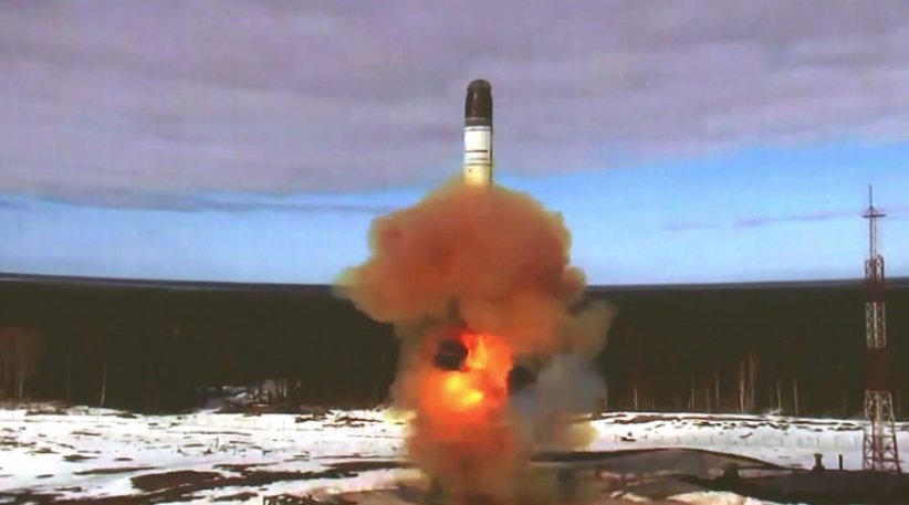 Capture d'image d'une vidéo diffusée le 20 avril 2022 par le ministère russe de la Défense du lancement d'un missile balistique intercontinental russe Sarmat à Plesetsk 
