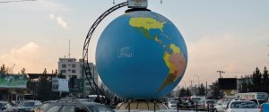 Kaboul, centre du monde: un audacieux globe au coeur de la capitale afghane