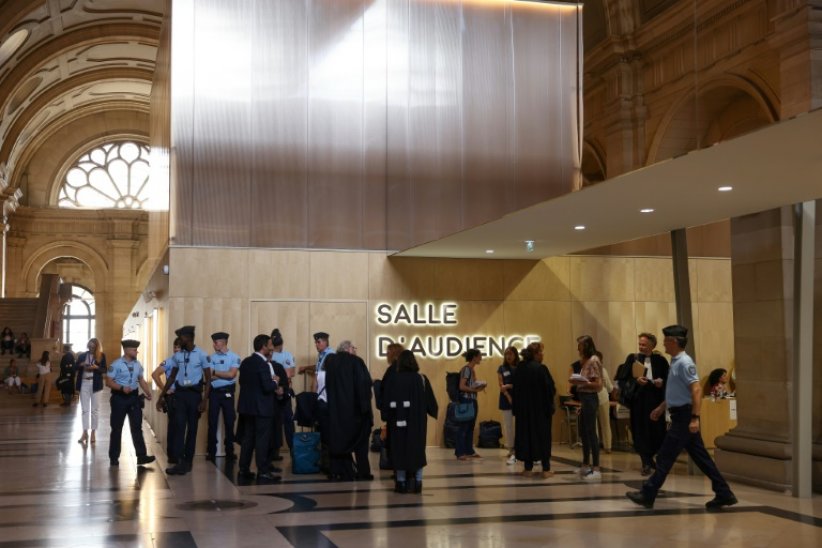 Des policiers et avocats devant la salle d'audience de la cour d'assises spéciale de Paris, le 5 septembre 2022, où se déroule le procès de l'attentat du 14 juillet 2016 à Nice