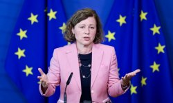 Twitter a choisi "la confrontation", déplore la commissaire européenne à la Transparence