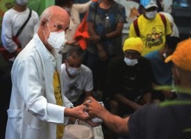 Au Brésil, un prêtre "rebelle" redonne espoir aux sans-abri
