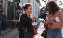 “Une mesure gadget” : les flyers du gouvernement contre le harcèlement de rue ne passent pas chez les féministes 

