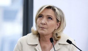 Le Pen "conjure" la presse d'aller "au-delà des péripéties de campagne"
