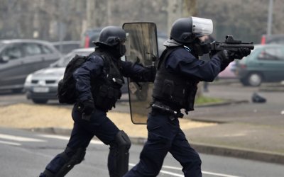 "Gilets jaunes" : un collectif d'avocats saisit le Conseil d'Etat pour interdire la grenade GLI-F4