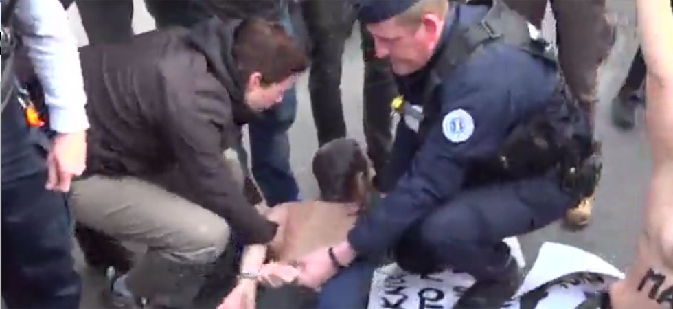 Des militantes Femen interpellées près du bureau de vote de Marine Le Pen