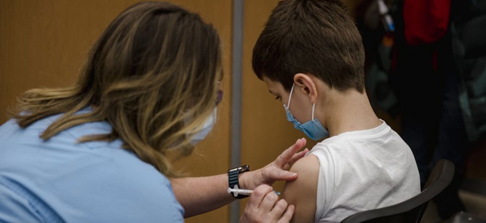 Covid-19 : faut-il vacciner les enfants de 5 à 11 ans ? La France prend des pincettes