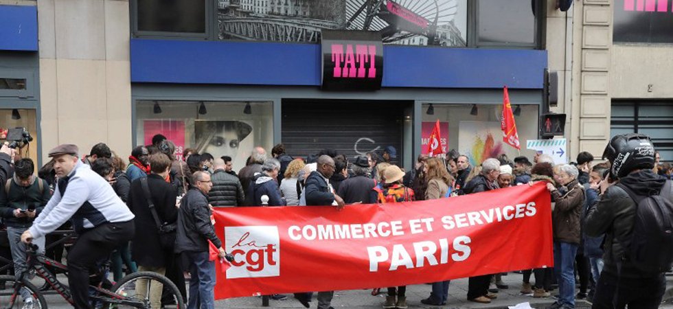 Les salariés de Tati manifestent devant le magasin de Barbès pour sauver leurs emplois